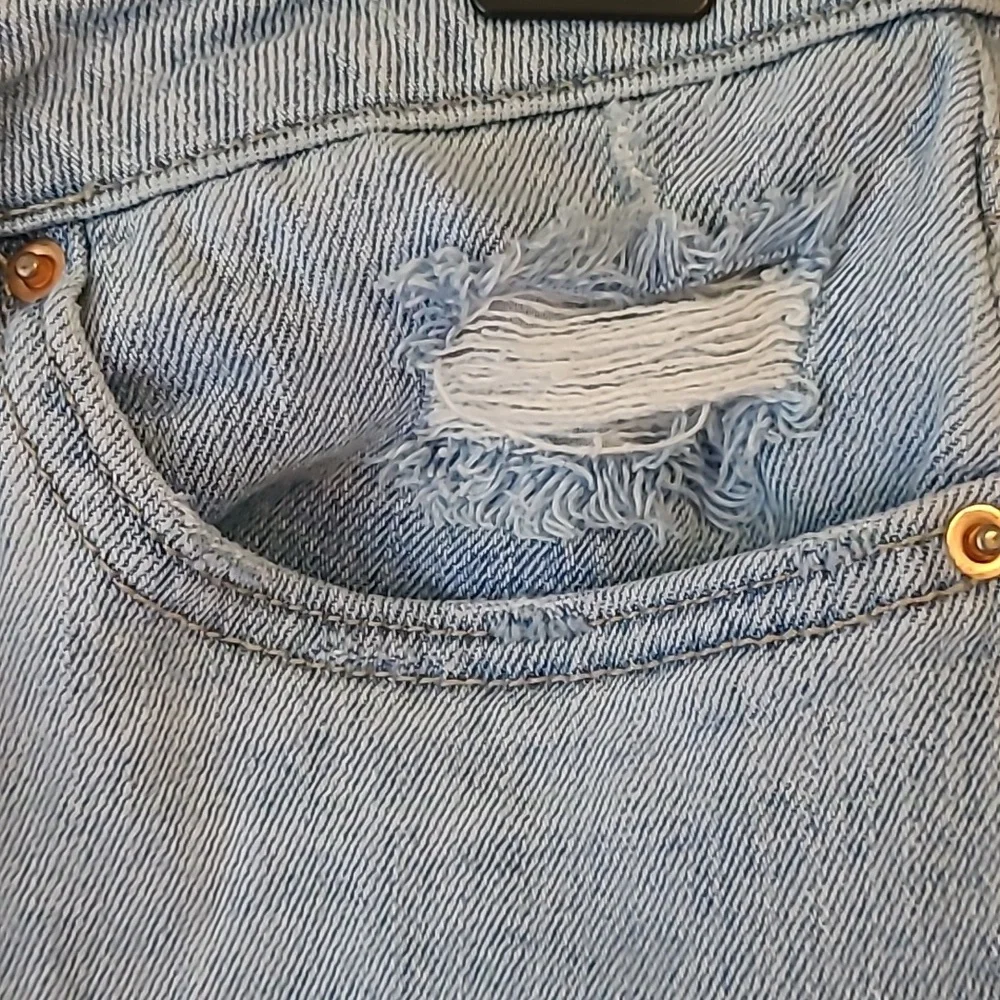 ☀️High-rise button up jean shorts ✨️ light wash✨️ like new! Size 2 - Picture 3 of 7